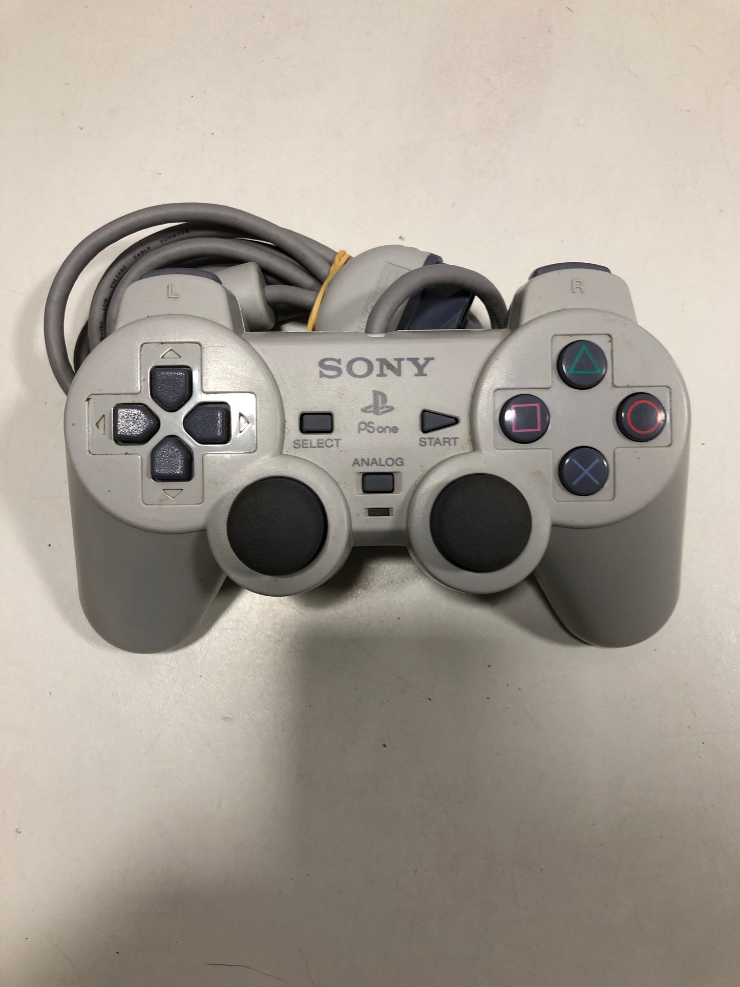 Sony Ps one + 1 manette + 4 jeux +carte mémoire