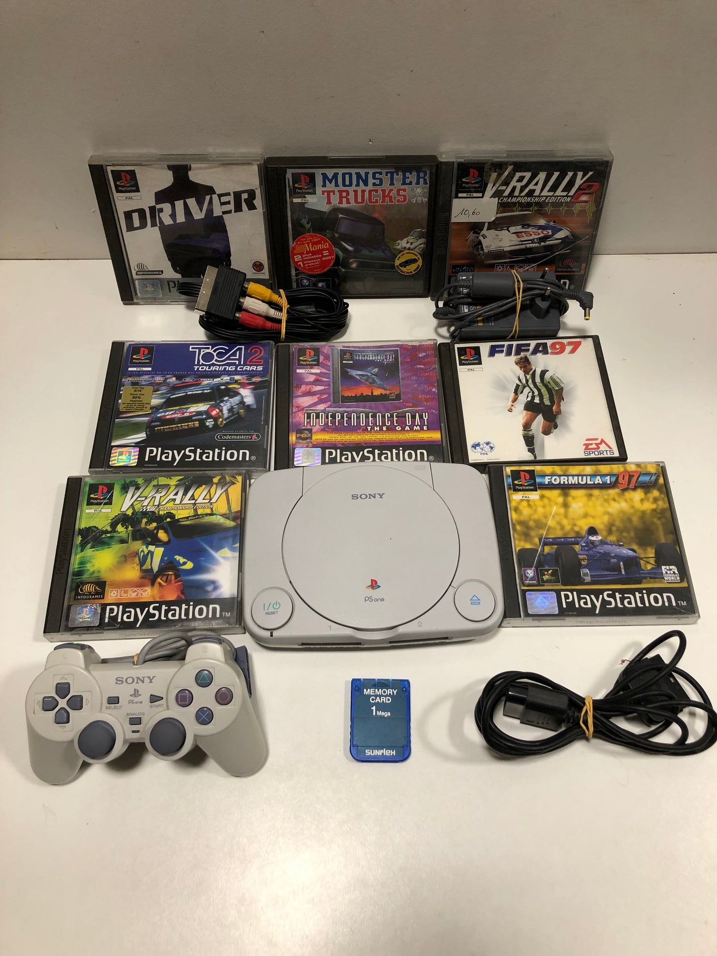 Sony ps one + 8 jeux + 1 manette + rallonge +carte mémoire