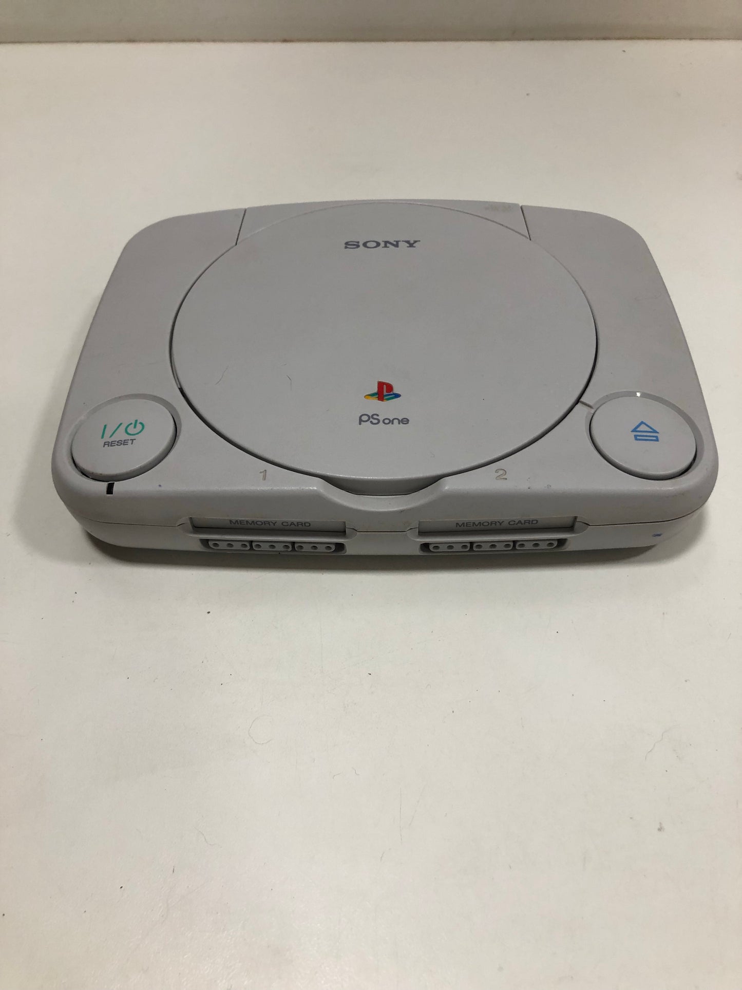 Sony ps one + 8 jeux + 1 manette + rallonge +carte mémoire