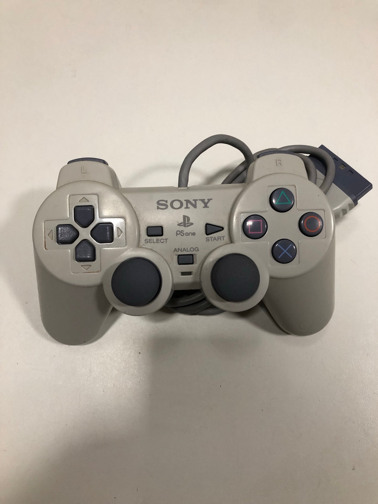 Sony ps one + 8 jeux + 1 manette + rallonge +carte mémoire